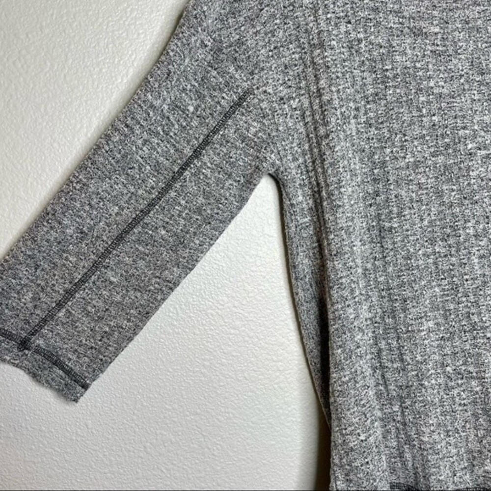 Anthropologie • 3/4 Gray Ribbed Front Twist Top sz M - Picture 3 of 8